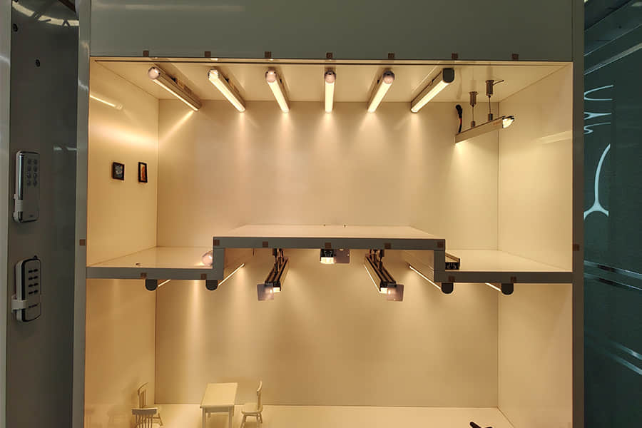 Regular extrusion linear lens display stand