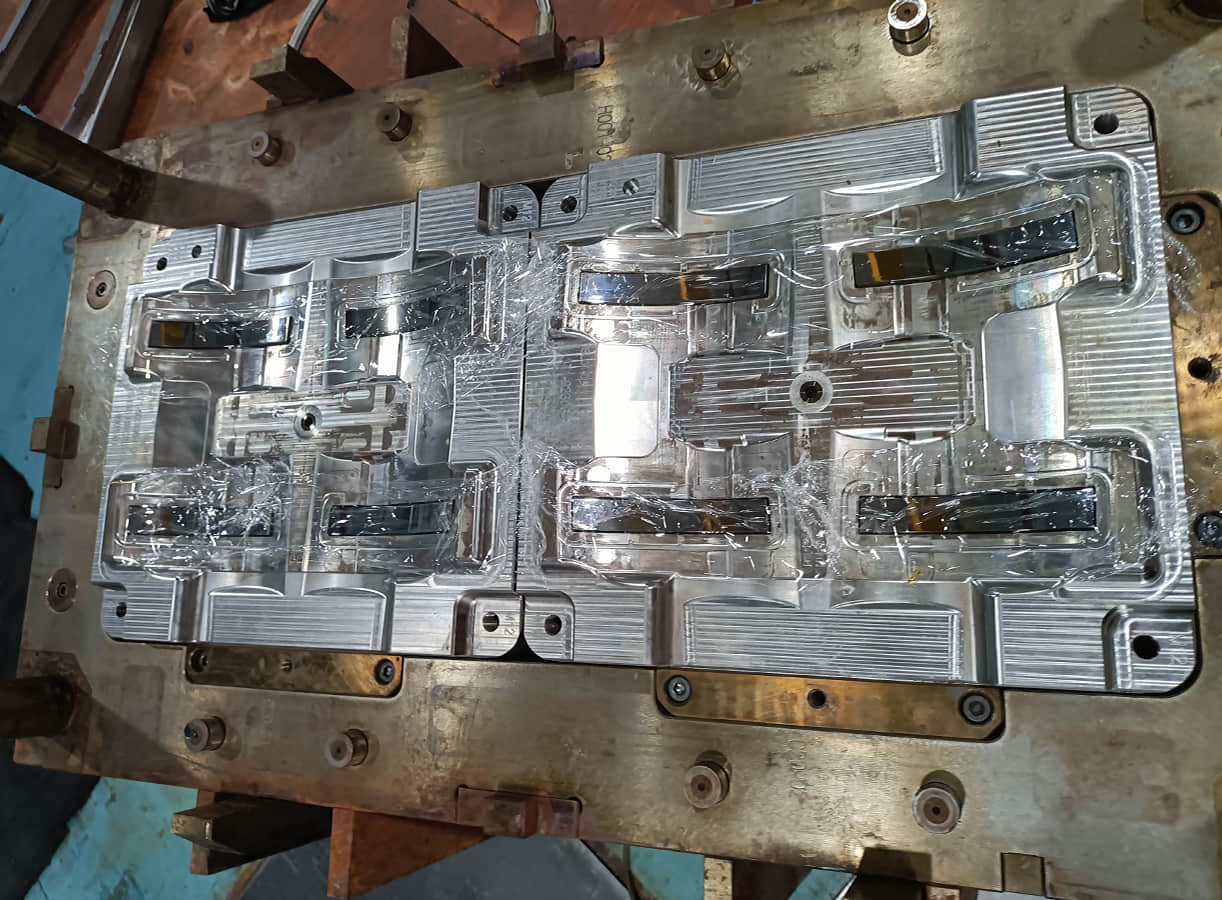 Automotive lighting lens mold