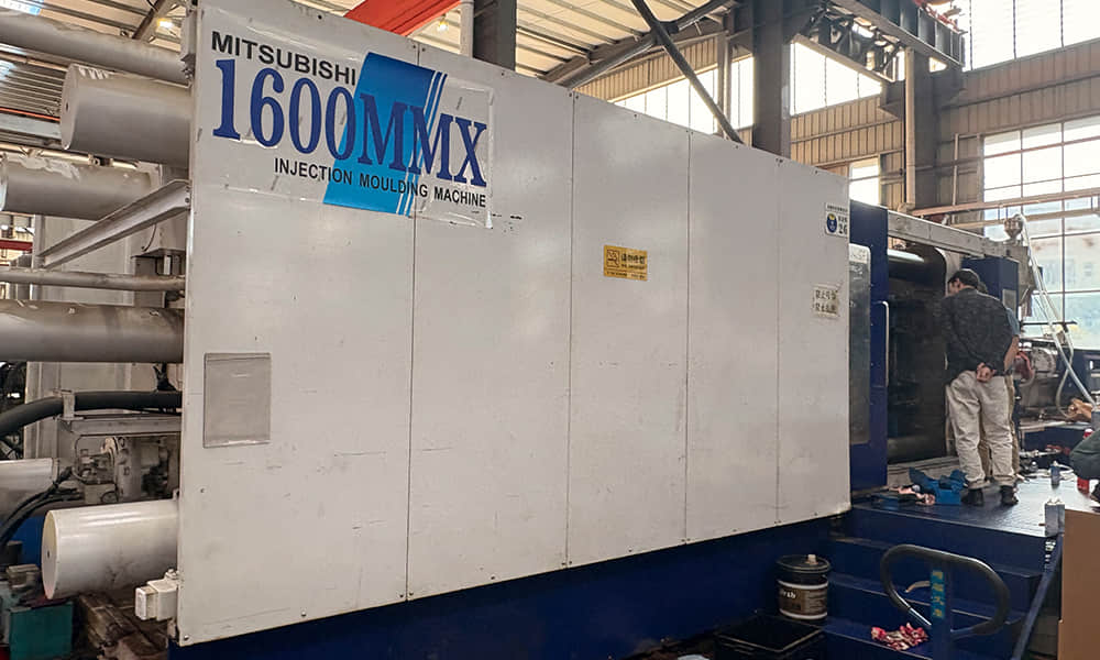 1,600 ton injection molding