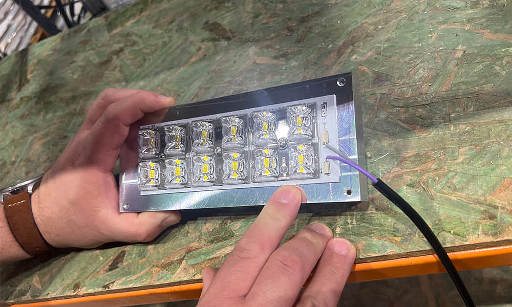 Single butterfly LED lens luminaire assembly test