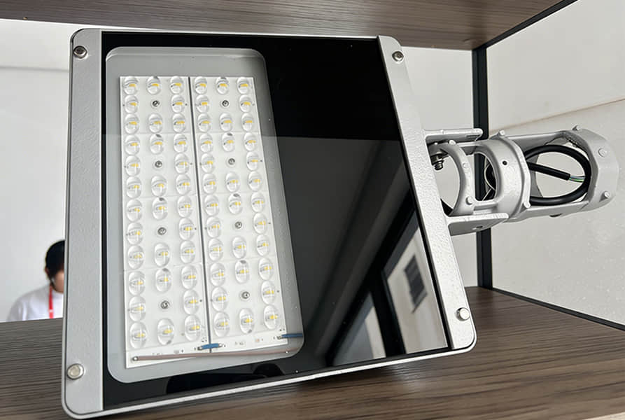 The lens for 8 LEDs in street light luminaires does not include a waterproof gasket.