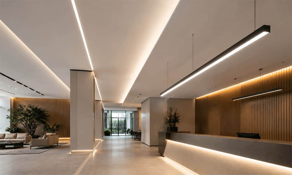 linear LED lighting applications with extruded linear lens design